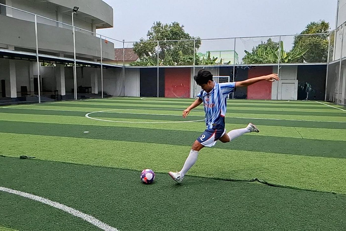 Latihan futsal santri
