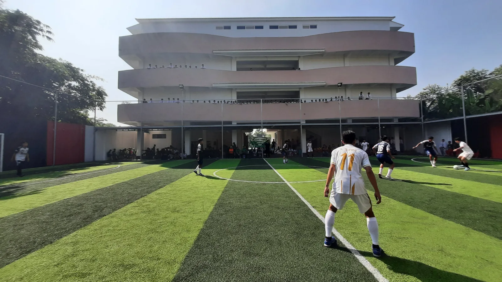 المطالعة في ساحة المدرسة صورة 5